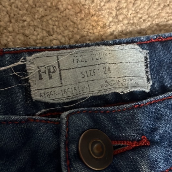 (Embroidered) Free People, Low-Waisted Flare Jeans, size 24 + Cool Back Pockets - Picture 2 of 8
